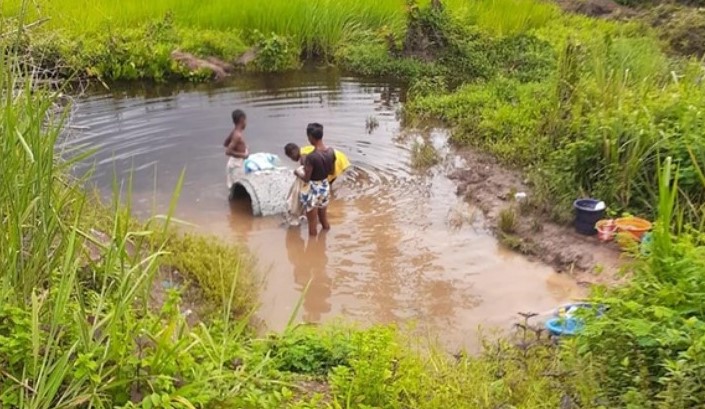 Kids collecting contaminated water in Liberia